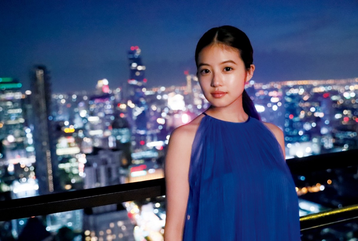 今田美桜、バンコクの夜景で鮮やかに輝く 写真集特典カット公開