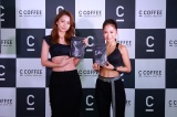 『SIDE C COFFEE』の発表会に出席した(左から)Niki、田辺莉咲子 