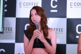 『SIDE C COFFEE』の発表会に出席したNiki 