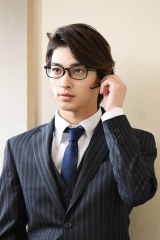 ���l�����A�X�[�c�p�ŌǌR����? �w�V���N���x��4�b��s�J�b�g���� 