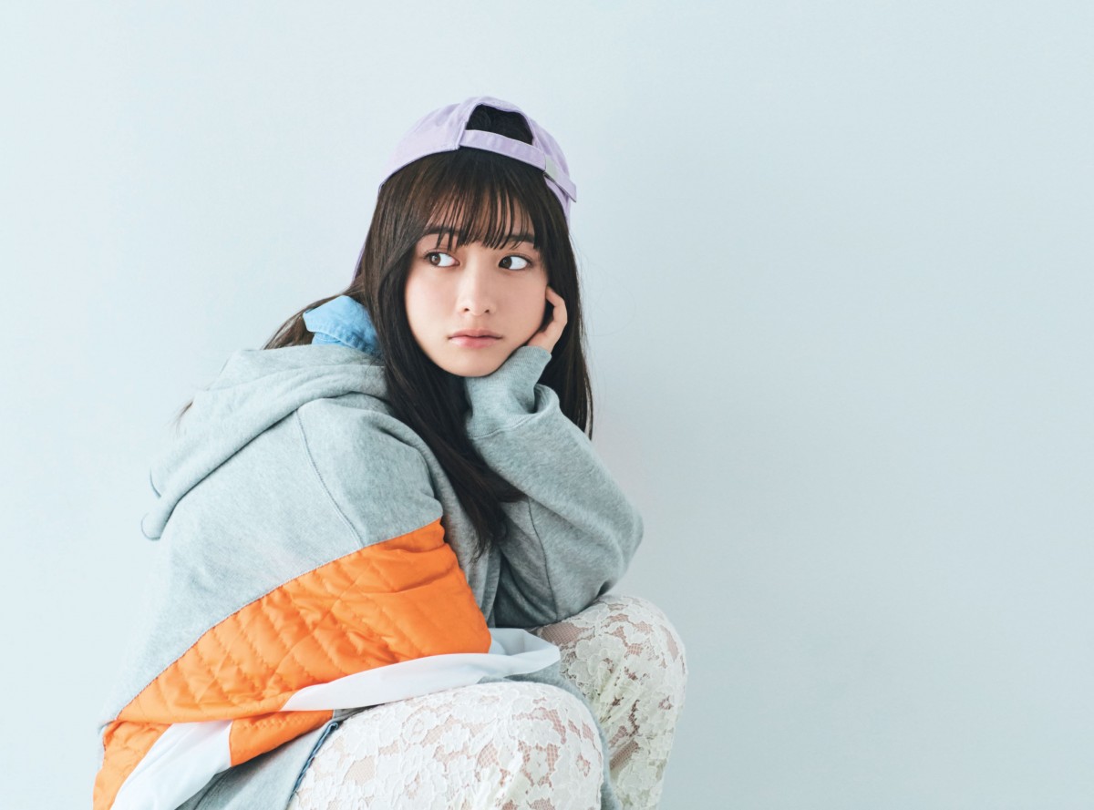 橋本環奈、スウェット＆キャップのストリートスタイル披露 『mini』初