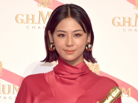 西内まりや 胸元チラリな 色っぽ ショット 大胆スリットで美脚も披露 ワールドクラスの美しさ Oricon News