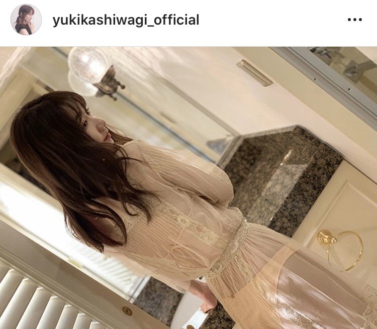 柏木由紀、シースルーワンピの“透け水着”ショット公開 | オリコン