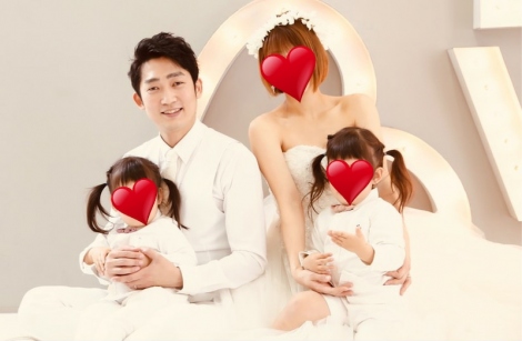 画像 写真 ノンスタ石田 家族全員 真っ白 なマタニティフォト公開 パパは 自前 の 舞台衣装 で参加 2枚目 Oricon News