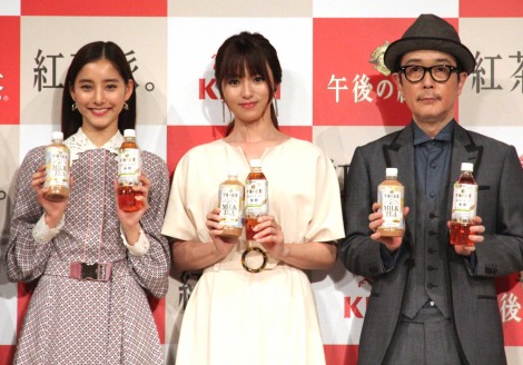 『キリン 午後の紅茶』新テレビCM発表会に出席した（左から）新木優子、深田恭子、リリー・フランキー （C）ORICON NewS inc. 