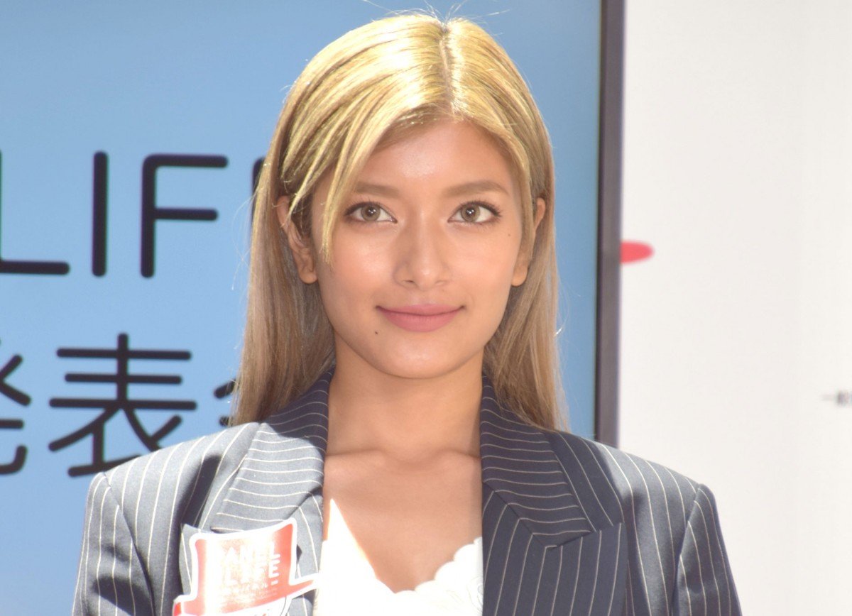 ローラ、胸元ざっくりバスローブ姿で美脚を披露 フェイスパック姿も「超美人」と話題 | オリコンニュース（ORICON NEWS）