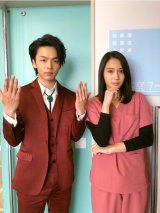 �����ϖ�A�w�g�b�v�i�C�t�x�B�e����K��@�L���A���X�Ɩ𕿈ӎ��̃|�[�Y�B�e 