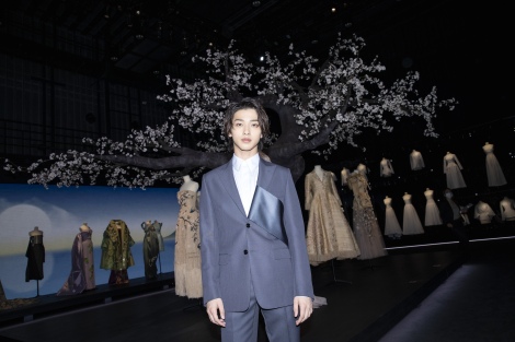 画像 写真 新木優子 横浜流星 ディオールのドレス スーツで登場 すごく光栄 枚目 Oricon News