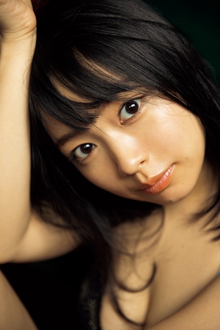 画像 写真 美女声優 上田操 純粋 Sexyの絶品グラビア ベッドに横たわりカメラを見つめ 2枚目 Oricon News