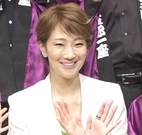 紅ゆずる 元宝塚男役が初の女性役 軍服姿でも 中身は完全に女性です Oricon News