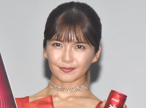 宇野実彩子 キャミソールから胸元チラリな肌見せショット きれいな肩甲骨 色気ヤバい Oricon News