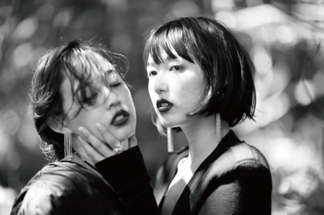 篠山紀信 Rina Mari姉妹の官能と美の世界を表現 写真集 映像作品を同時刊行 Oricon News