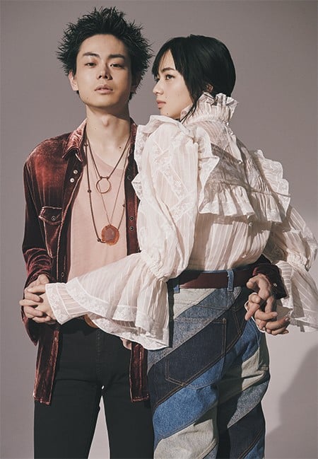 画像・写真 | 菅田将暉＆小松菜奈、手を握り合いファッションシュート 