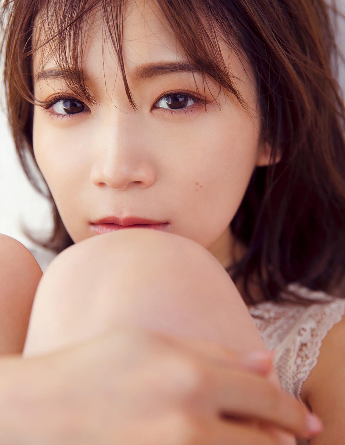 2013年4月撮影 アイドル写真 ジャケット　秋元真夏 画像・写真 | 秋元真夏、ランジェリーに手をかけて… 写真集から