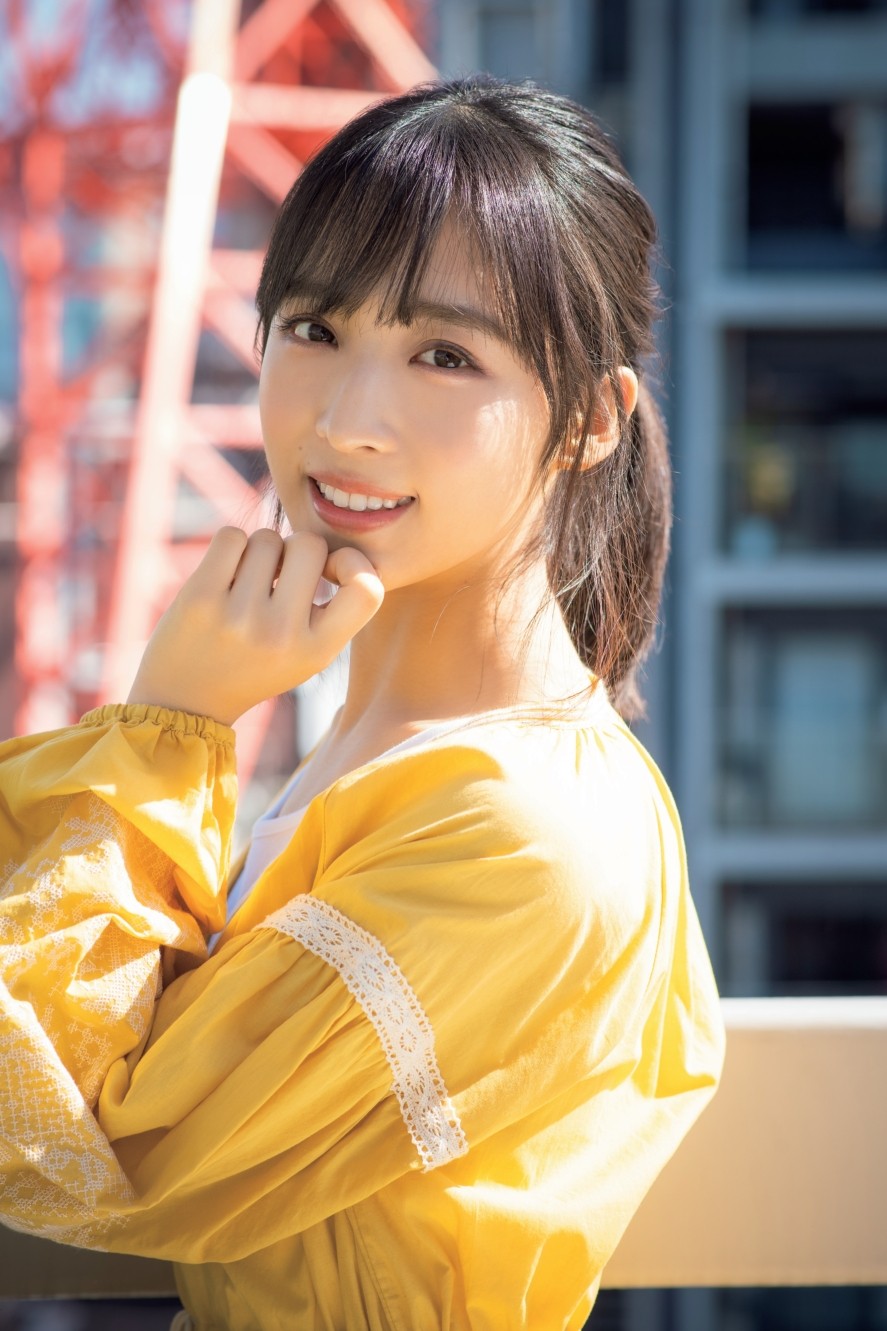 AKB48チーム8・小栗有以、美肌を大胆披露 ドキッとする表情でカメラを見つめ… | ORICON NEWS