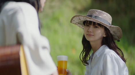 画像 写真 あいみょん テレビcm初出演で マリーゴールド 弾き語り 麦わら帽子の多部未華子と共演 2枚目 Oricon News