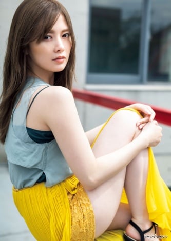 美の女神 白石麻衣 スリットから美脚 ニットワンピでボディラインあらわに Oricon News
