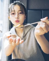 NMB48村瀬紗英ファースト写真集『Sがいい』先行公開カット(C)主婦と生活社 