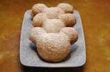公式ディズニーパークスブログで「ミッキー型のベニエ」の作り方を公開(C)Disney 