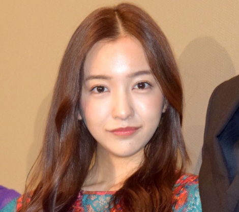 板野友美 胸元パックリ大胆ショット 艶っぽい チラ見しちゃいます Oricon News
