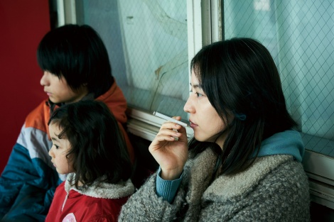 長澤まさみ うつろな目でタバコをふかす ダークサイドの母親役で新境地 Oricon News
