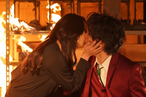 中村倫也と小池栄子が炎の中でキス 美食探偵 明智五郎 第6話場面カット公開 Oricon News