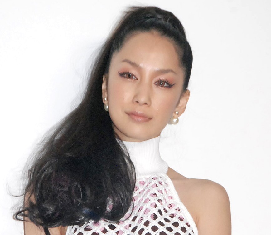 中島美嘉、シースルーの透け肌チラリショット「息を呑むような美しさと