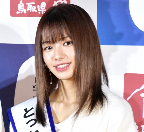 山本舞香 ミニスカjk制服ショットに反響 彼女感すごい スタイルよすぎ Oricon News