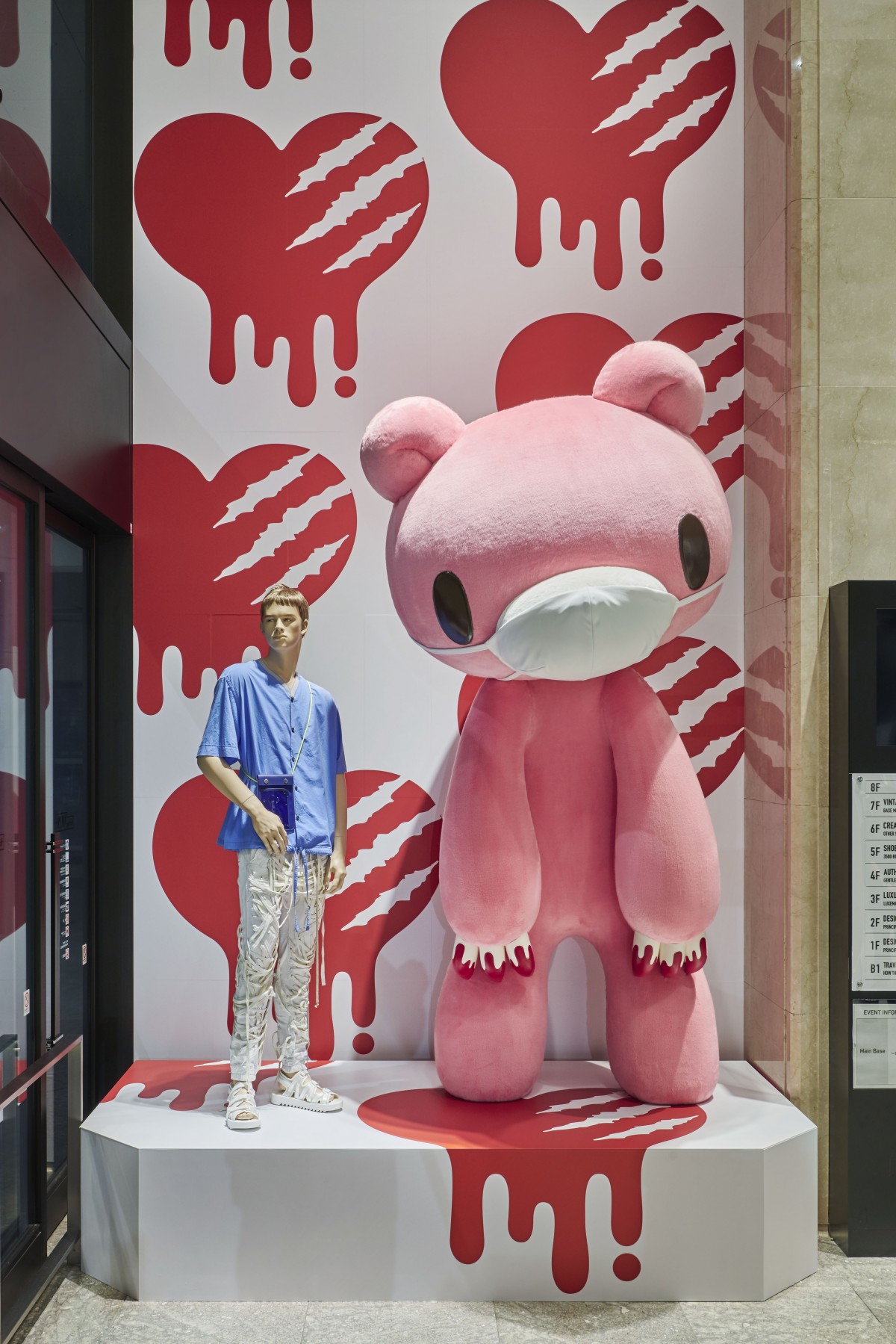 いたずらぐまのグル～ミ～」マスクをつけた巨大なピンクのクマが有楽町