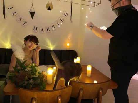 愛猫・ラピちゃんと一緒に自宅でウェディングフォト撮影 （写真は公式ブログより） 
