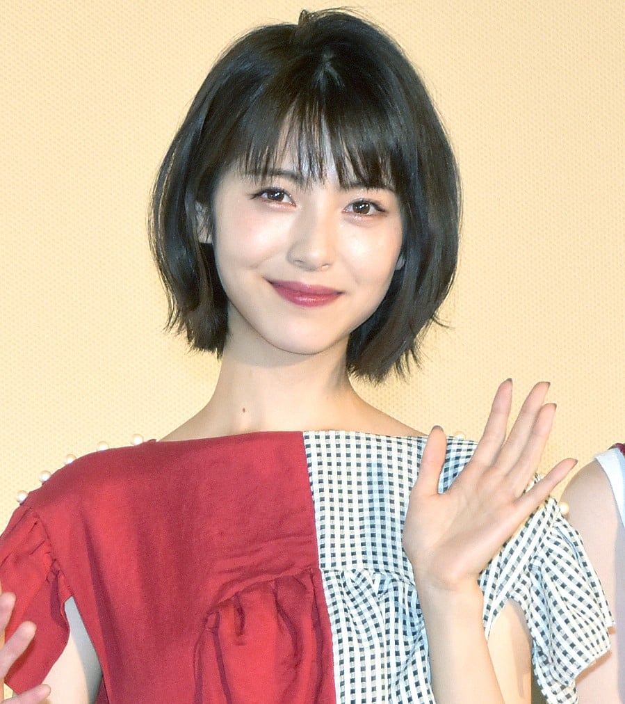 浜辺美波のはにかみピース＆梅雨の装いに反響「推しが尊い」「梅雨も吹き飛ばす可愛さ！」 | ORICON NEWS