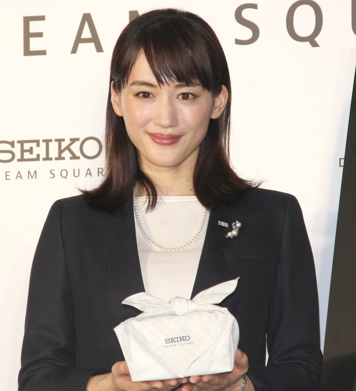 綾瀬はるかさんの大変貴重なサイン付きフォト写真です‼️ with202309-H1_RGB_350dpi.jpg