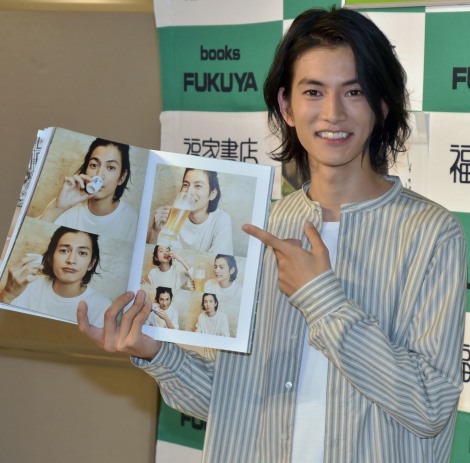 画像 写真 渡邊圭祐 写真集発売を 祝え ポーズでセルフ祝福 ジオウ ウォズ役に感謝 5枚目 Oricon News