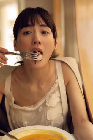 綾瀬はるか 写真集 初登場4位 世界を食べる シリーズ最新作に綾瀬の 根源的な素の美しさ 満載 Oricon News