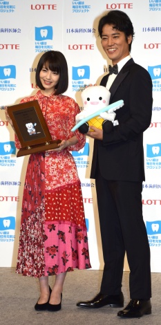 『ベストスマイル・オブ・ザ・イヤー2018』授賞式に出席した（左から）浜辺美波、桐谷健太 （C）ORICON NewS inc. 