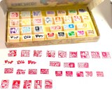 �w�����s�[�X�x�R���i�Ђ̋��t���x���� ���w�Z�ɃX�^���v�Ȃǂ�1���Z�b�g�����z�z 