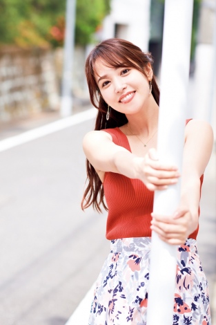 画像 写真 鷲見玲奈アナ フリー転身初の雑誌カバー ノースリーブをまとい輝くスマイル披露 1枚目 Oricon News