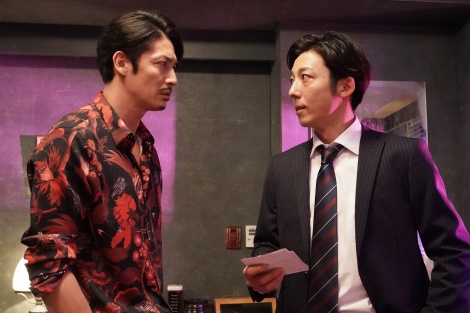 カンテレ・フジテレビ系火9ドラマ『竜の道 二つの顔の復讐者』より(左から)玉木宏、高橋一生 (C)カンテレ