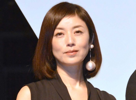 高岡早紀 大胆胸元のセルフヘアカラーショット 胸元もお顔も美しい 自分でするの意外です Oricon News