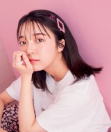 上白石萌音『mini』20周年号のカバーモデルに 夏のストリート