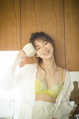 �w�G�A���[�\�t�g�u���x�̃C���[�W���f���ɋN�p���ꂽ�t�@�[�X�g�T�}�[�E�C�J�i���C�L���O�J�b�g�j 