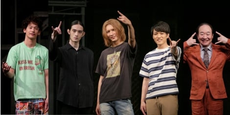 舞台『正しいロックバンドの作り方　夏』の公開ゲネプロ後の取材会に出席した藤井流星（左から3番目）、神山智洋（左から4番目）（撮影：阿久津知宏） 
