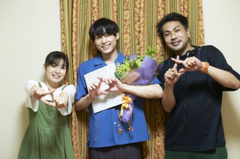 松村北斗 森七菜 W主演映画クランクアップ ライアーポーズ で記念撮影 Oricon News