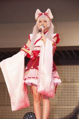 えなこ“魅惑のコスプレ”SPステージで日本酒アピール ファンに