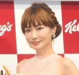 平子理沙 美脚あらわなビーチショット グラマラスなスタイルで素晴らしい お人形さんみたい Oricon News