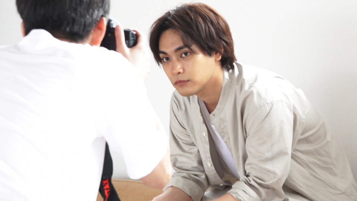 柳楽優弥、雑誌『ViVi』撮り下ろし企画でリラックスした表情