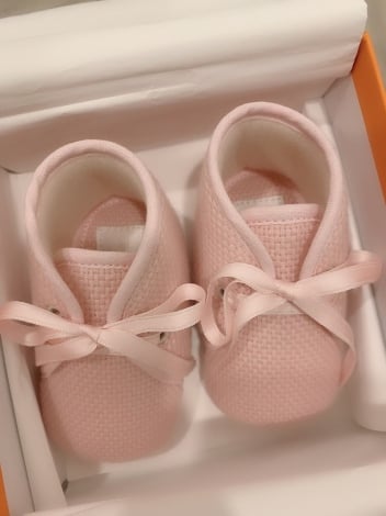 カゲトラくん妊娠時に川崎希が先走って購入したHERMESのピンクのファーストシューズ（写真は事務所許諾済み） 