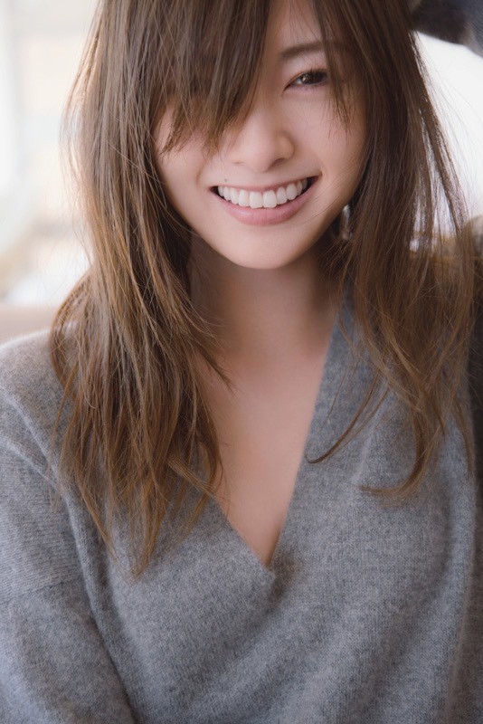 卒業ライブ決定の乃木坂46白石麻衣、「写真集」再浮上 累計売上44万部