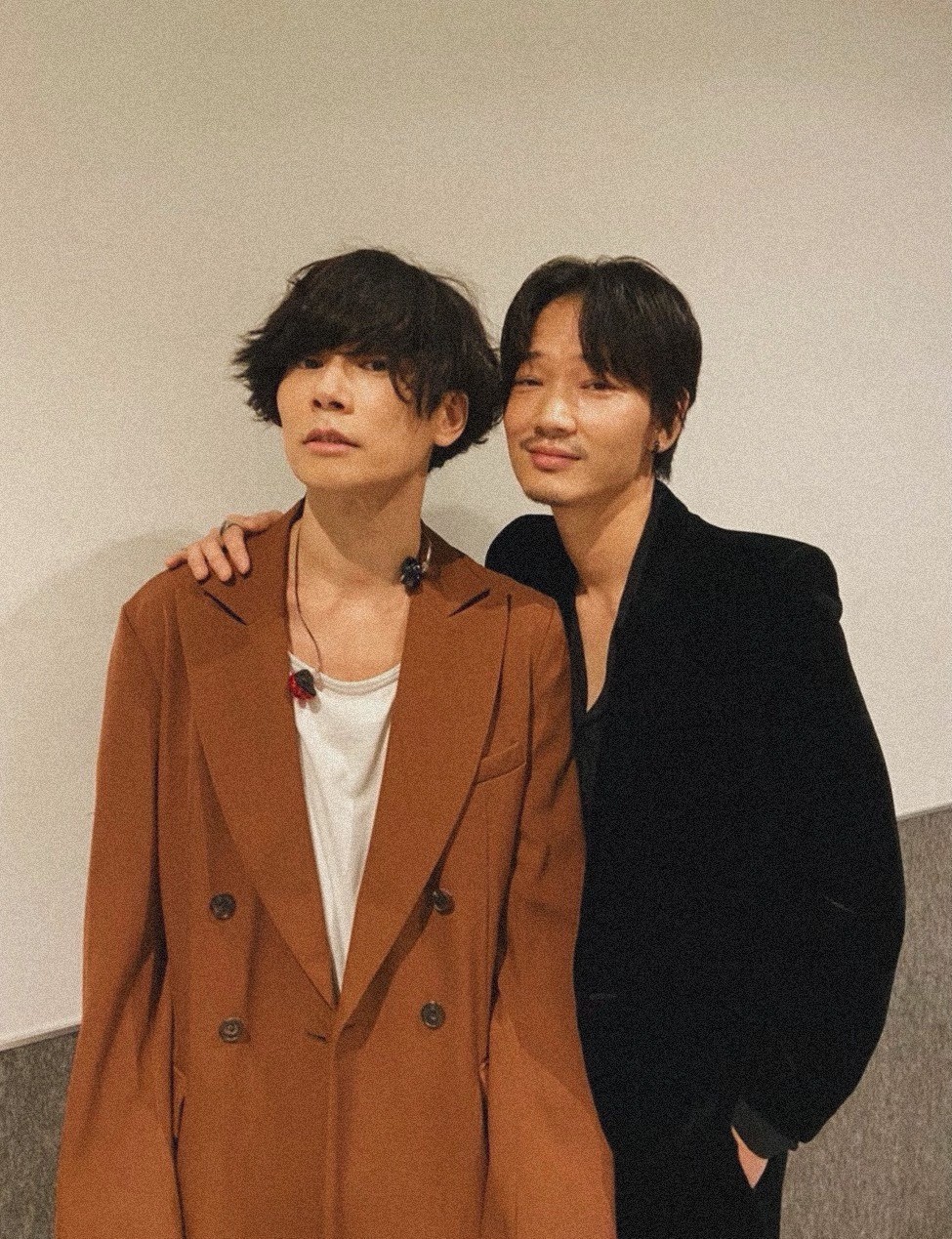 綾野剛×[Alexandros]の肩組みショット大反響「アヤノサンドロス再び