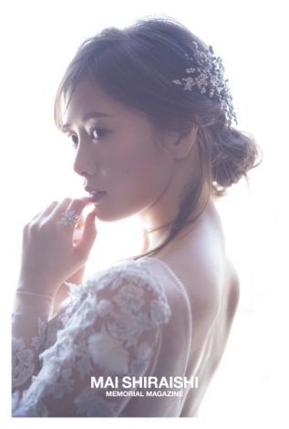 画像 写真 白石麻衣 純白ドレス の可憐な横顔 美背中披露 卒業記念本の先行公開カット 1枚目 Oricon News